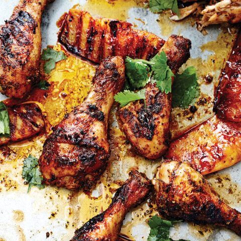 Grilled drumsticks arranged on a tray.