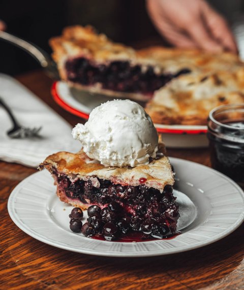 Saskatoon Berry Pie Recipe | Elle Gourmet