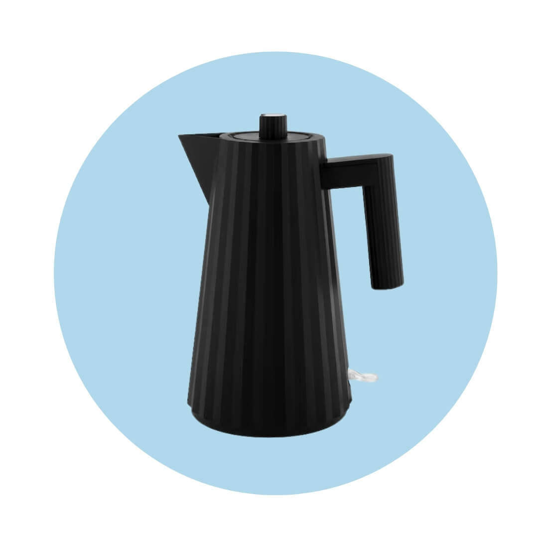 A black electric kettle whit sharp lines over a light blue circle graphic