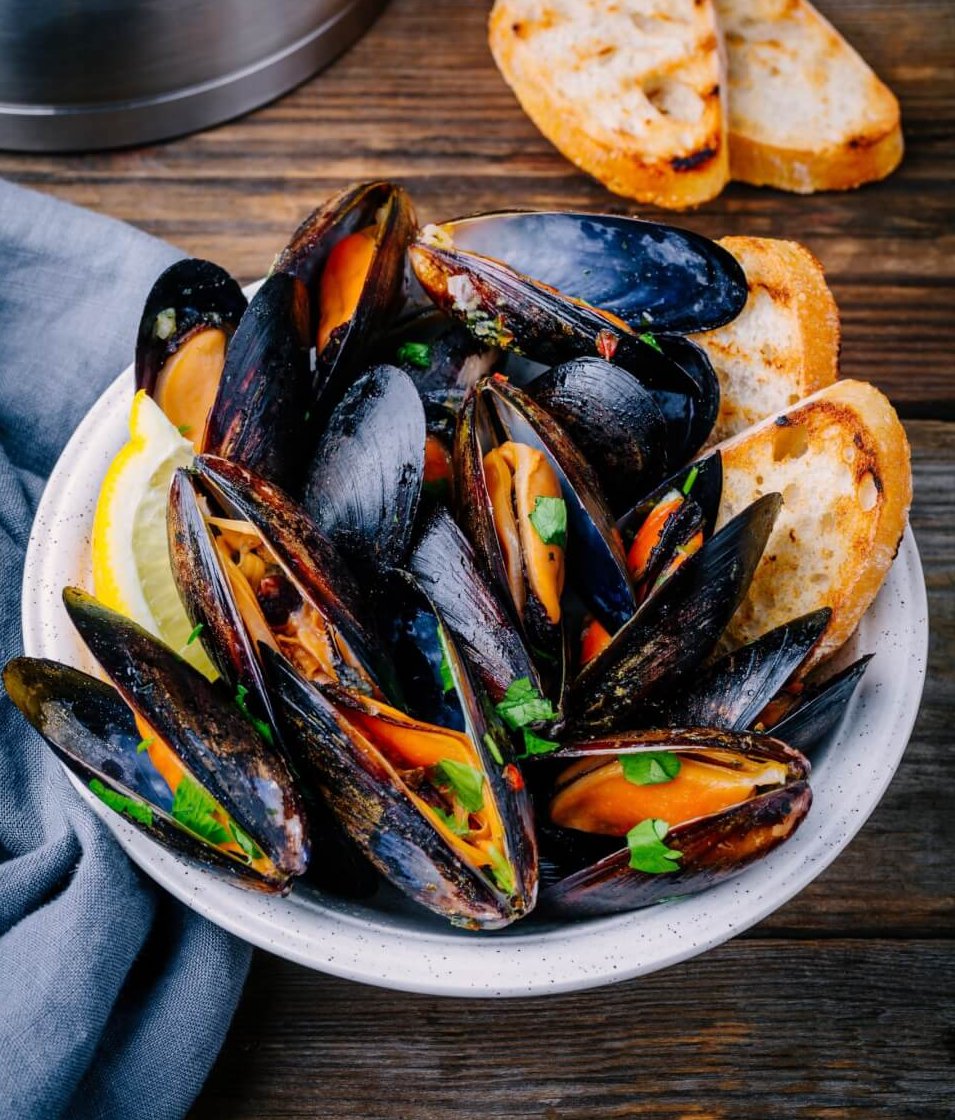 dish of steamed mussels