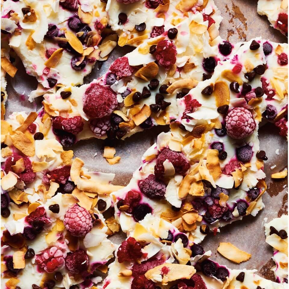 Frozen yogurt bark with berries