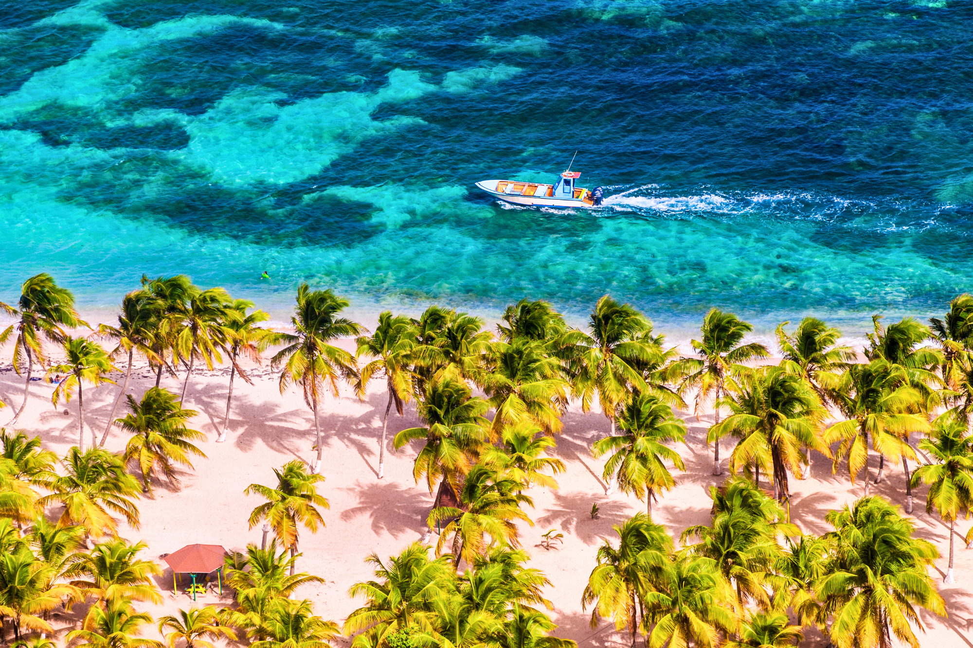 A motorboat cruising along Souffleur’s Beach La Désirade (Aurélien BRUSINI) – Guadeloupe Islands Tourism Board